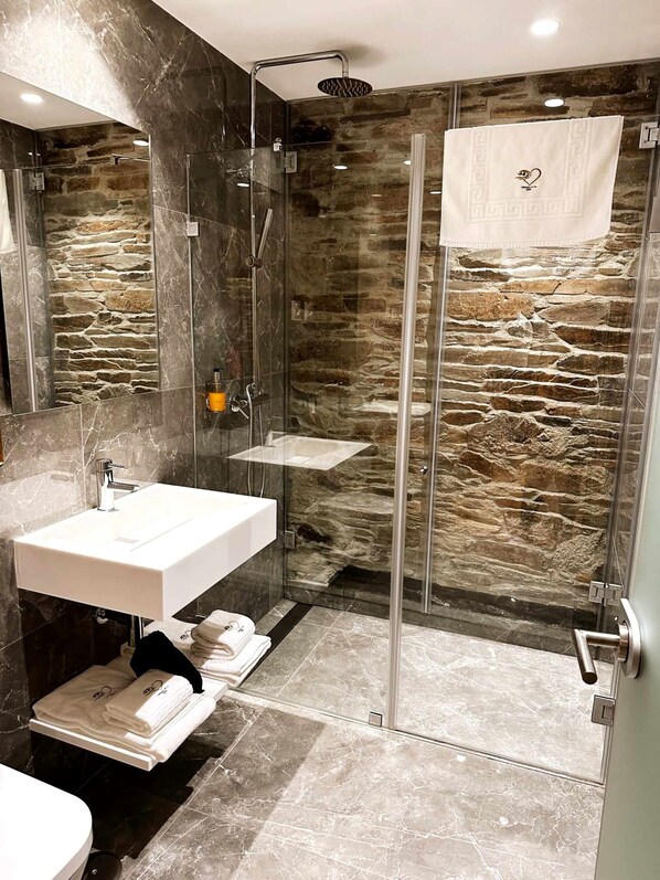 Shower, rainfall showerhead, hair dryer, towels - Coração do Tua Hotel (Mirandela)