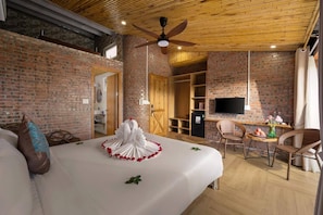 Deluxe Double Room, Garden View | 1 bedroom, premium bedding, minibar, laptop workspace