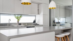 Fridge, microwave, oven, stovetop - Sanctuary on Browning (Byron Bay)