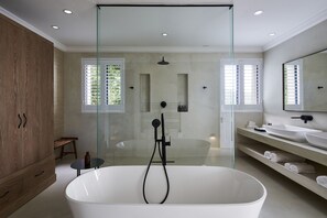 Separate bathtub and shower, deep-soaking bathtub, designer toiletries - Buccara Noetzie - Craighross Castle (Knysna)