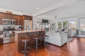 Kjøleskap, mikrobølgeovn, ovn og kokeplater