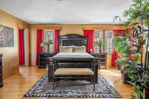 4 bedrooms, desk, iron/ironing board, free WiFi