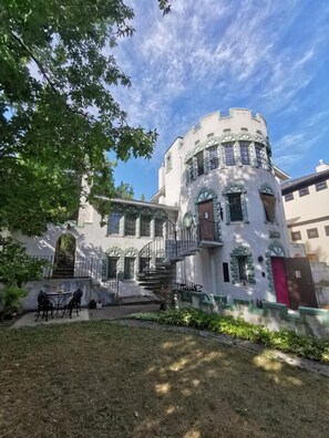 A historic building with a turret, a staircase, and a small outdoor seating area. - The Calgary Castle - Unique Stay (Calgary)