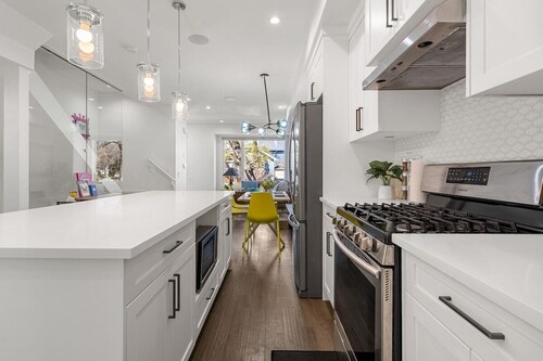 Bright & Bold 4BDRM Modern Retreat