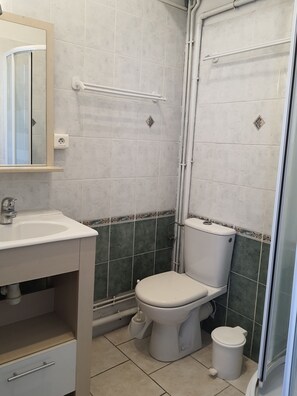 Shower, hair dryer, towels - Duplex 2 rooms Antibes town center (Alpes-Maritimes)