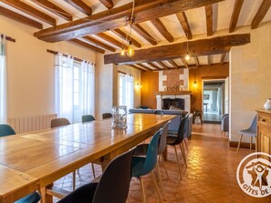 Dining - Spacious Retreat: 5BR, Games Room, Forest Edge, and Large Garden Close to Château and Zoo (Baugé en Anjou)