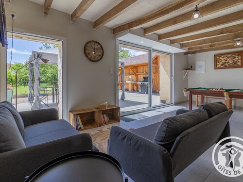 Spacious Retreat: 5BR, Games Room, Forest Edge, and Large Garden Close to Château and Zoo