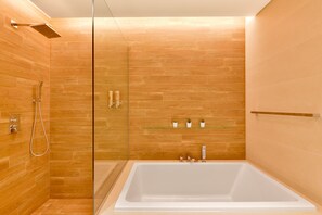 5 Außenpools, Liegestühle, Rettungsschwimmer vor Ort