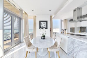 Dining room - Luxury 2BR plus maids room in Bluewaters (Dubai)
