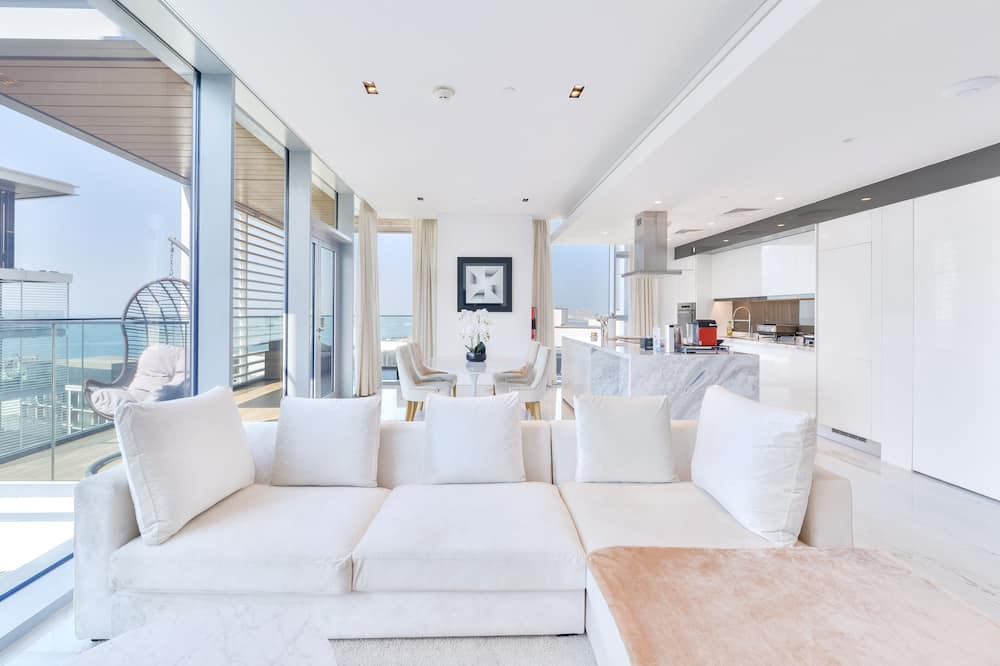 Luxury 2BR plus maids room in Bluewaters