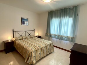 3 bedrooms, bed sheets