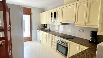 Microwave, oven, dishwasher, coffee/tea maker