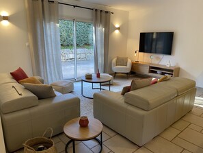 TV connectée, baby-foot, chaîne hi-fi