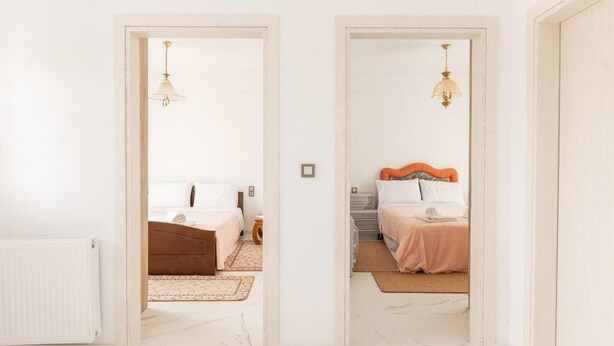Une chambre à coucher avec un lit, une table de chevet et une lampe.