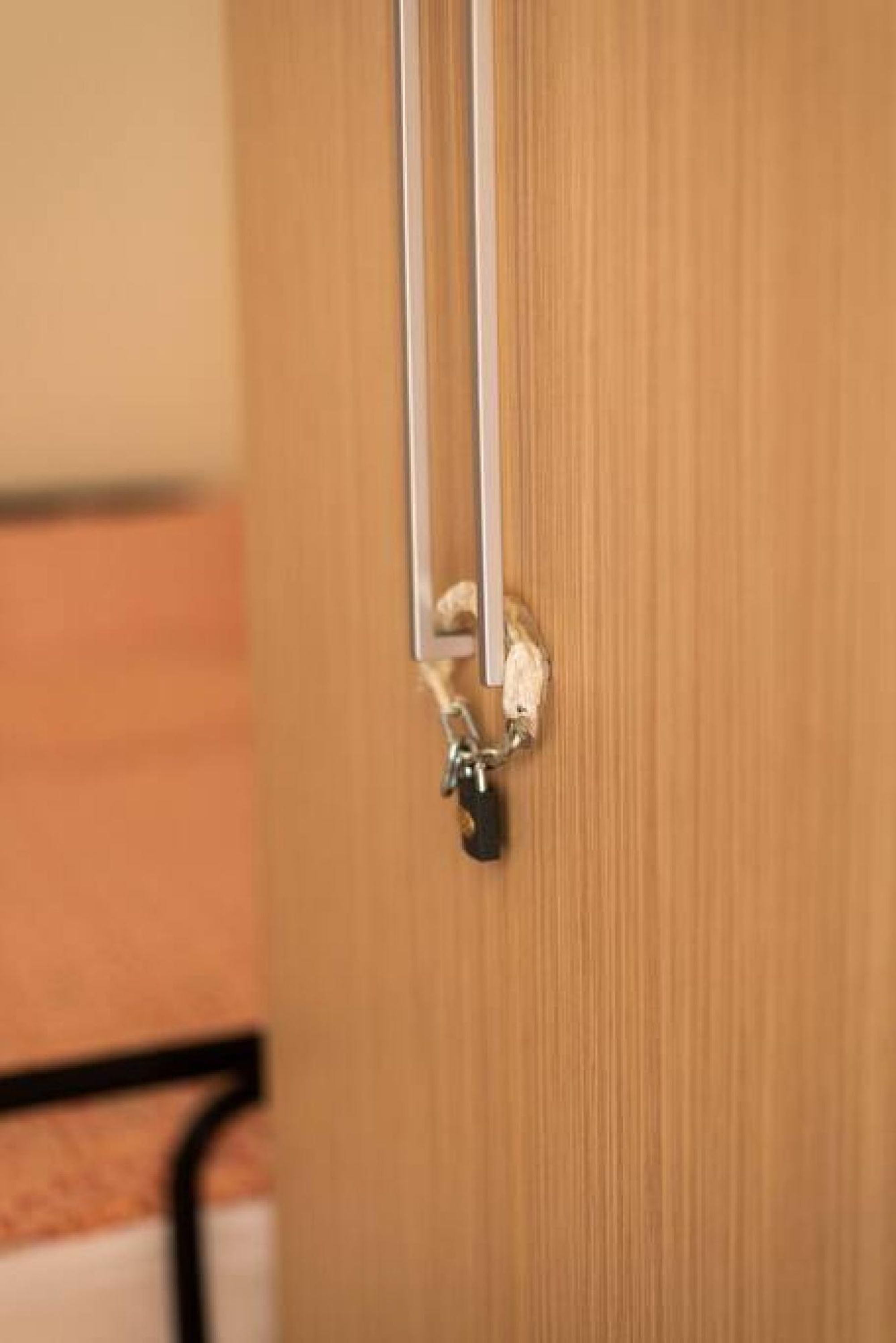 Une porte en bois avec un trou de serrure et un porte-clés.