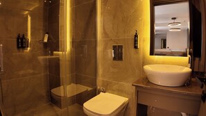 Chambre Triple Deluxe | Douche de la salle de bain