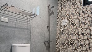 Kamar Double Klasik | Kamar mandi | Pengering rambut dan sandal