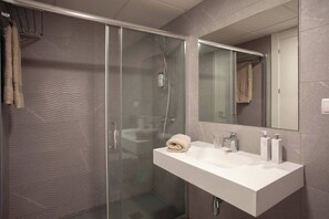 Kostenlose Toilettenartikel, Haartrockner, Handtücher