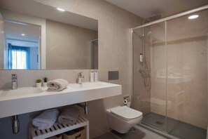 Amenidades de baño gratuitas, secadora de cabello, toallas 