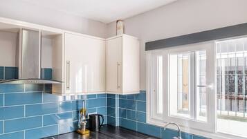 Een koelkast, een microgolfoven, een oven