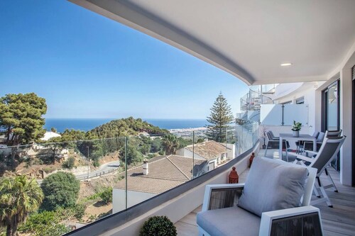 Apartment with open sea views in Mijas Pueblo. Featuring an open-plan layout, quality furnishings and elegant interior design, it offers the perfect setting for a relaxing holiday