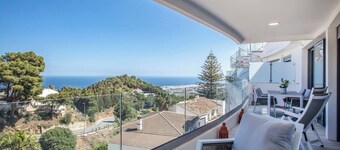 Apartment with open sea views in Mijas Pueblo. Featuring an open-plan layout, quality furnishings and elegant interior design, it offers the perfect setting for a relaxing holiday