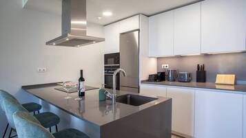 Een koelkast, een magnetron, een oven, een vaatwasser