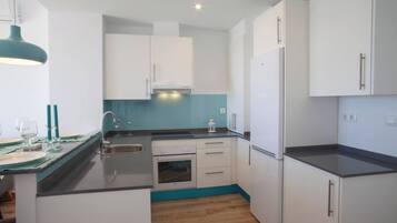 Een koelkast, een microgolfoven, een oven, een kookplaat