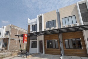 Vista frontal de la propiedad