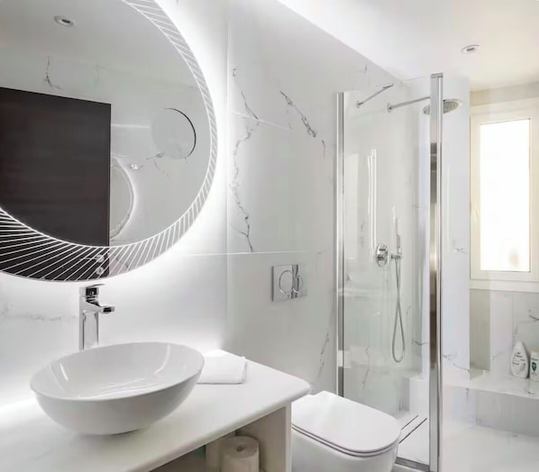 Secadora de cabello, toallas, jabón, papel de baño 
