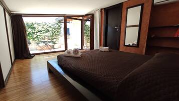 2 bedrooms, in-room safe, desk, iron/ironing board