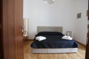 2 chambres, coffres-forts dans les chambres, bureau