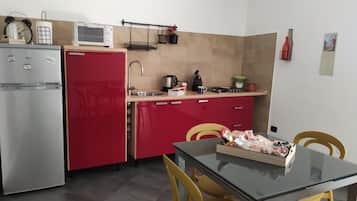 Réfrigérateur, four, plaque de cuisson, cafetiÚre/bouilloire