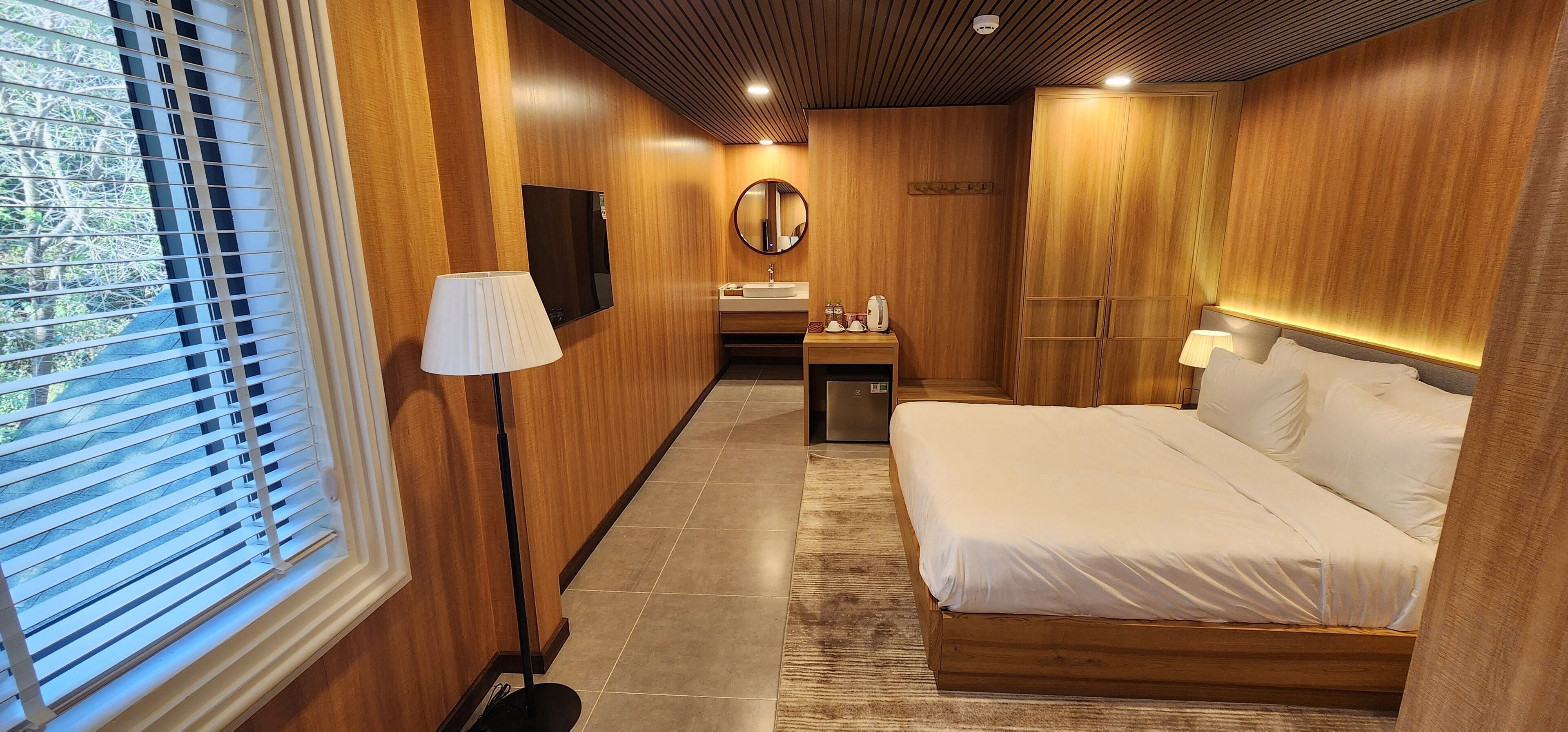 Deluxe Room, 1 Katil Ratu (Queen), Lake View | 1 bilik tidur, seterika/papan seterika, Wi-fi percuma, cadar katil 