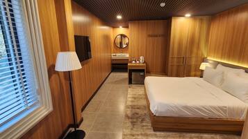 Deluxe Room, 1 Katil Ratu (Queen), Lake View | 1 bilik tidur, seterika/papan seterika, Wi-fi percuma, cadar katil