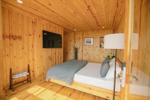 Superior bungalow, balkon, uitzicht op meer | 1 slaapkamer, een strijkplank/strijkijzer, gratis wifi, beddengoed