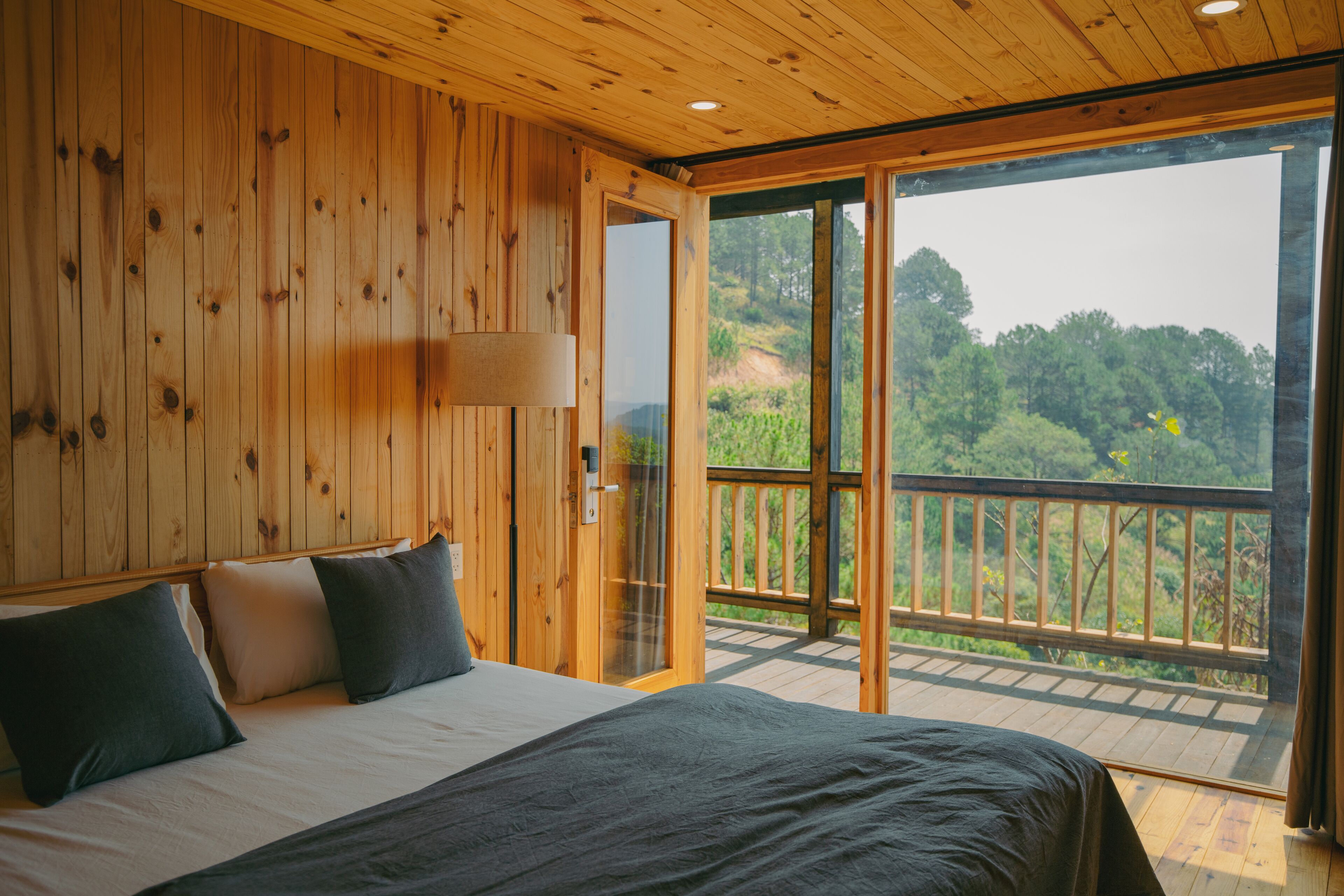 Superior Bungalow, Balcony, Lake View | 1 bedroom, iron/ironing board, free WiFi, bed sheets