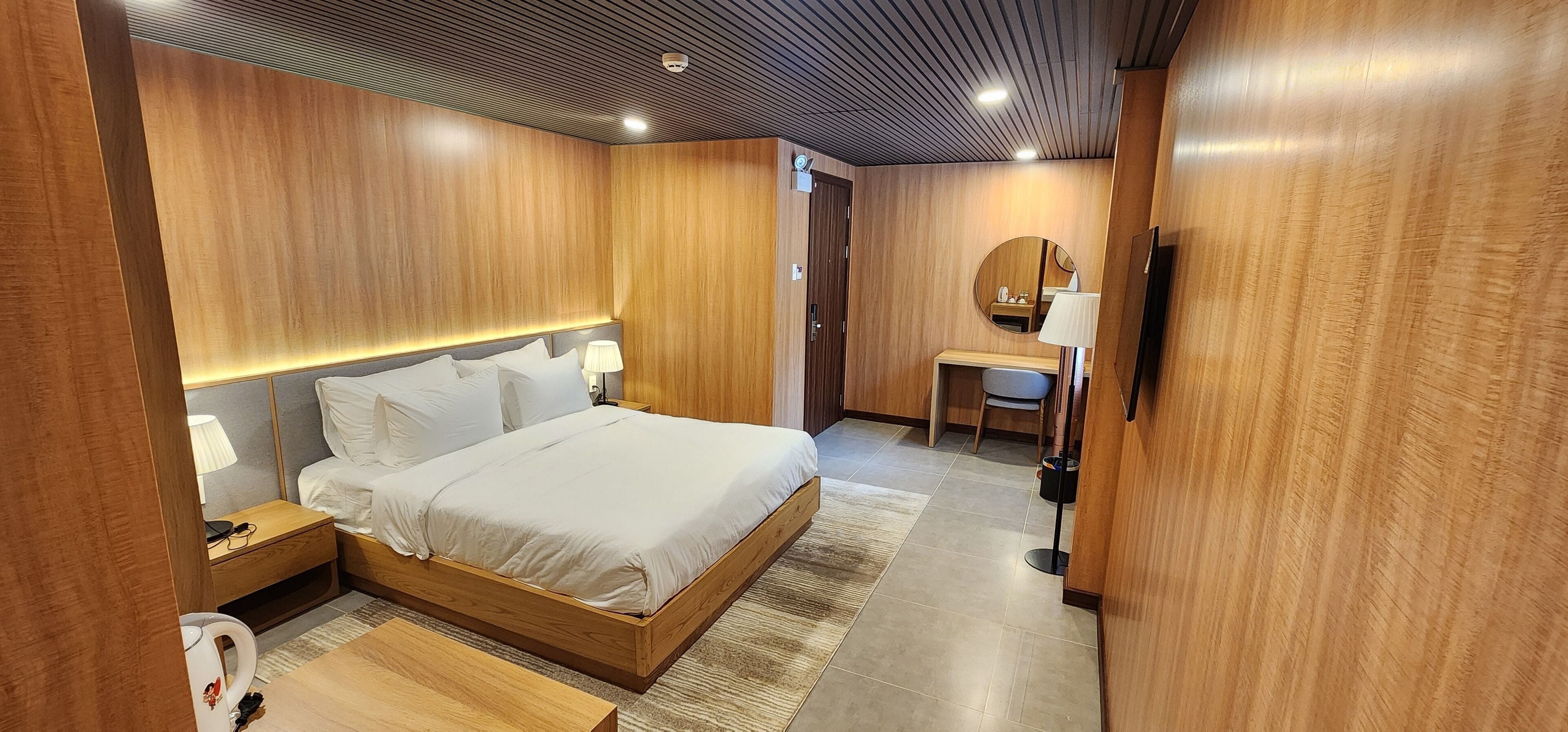 Deluxe tweepersoonskamer, 1 queensize bed, uitzicht op meer | 1 slaapkamer, een strijkplank/strijkijzer, gratis wifi, beddengoed