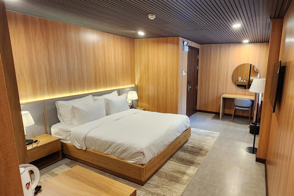 Deluxe tweepersoonskamer, 1 queensize bed, uitzicht op meer | 1 slaapkamer, een strijkplank/strijkijzer, gratis wifi, beddengoed