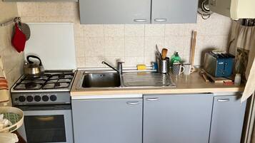 Frigorífico, horno, placa de cocina y cafetera o tetera