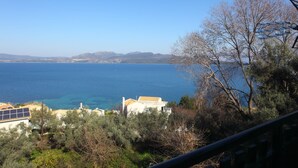 Une vue sur la côte, avec une maison et des panneaux solaires.