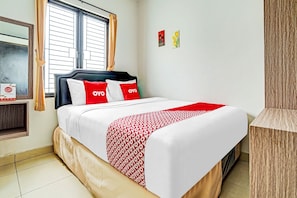 Standard Double Room | Laptop workspace, free WiFi, bed sheets - OYO Life 90211 I-sidji Inn (Karawang)