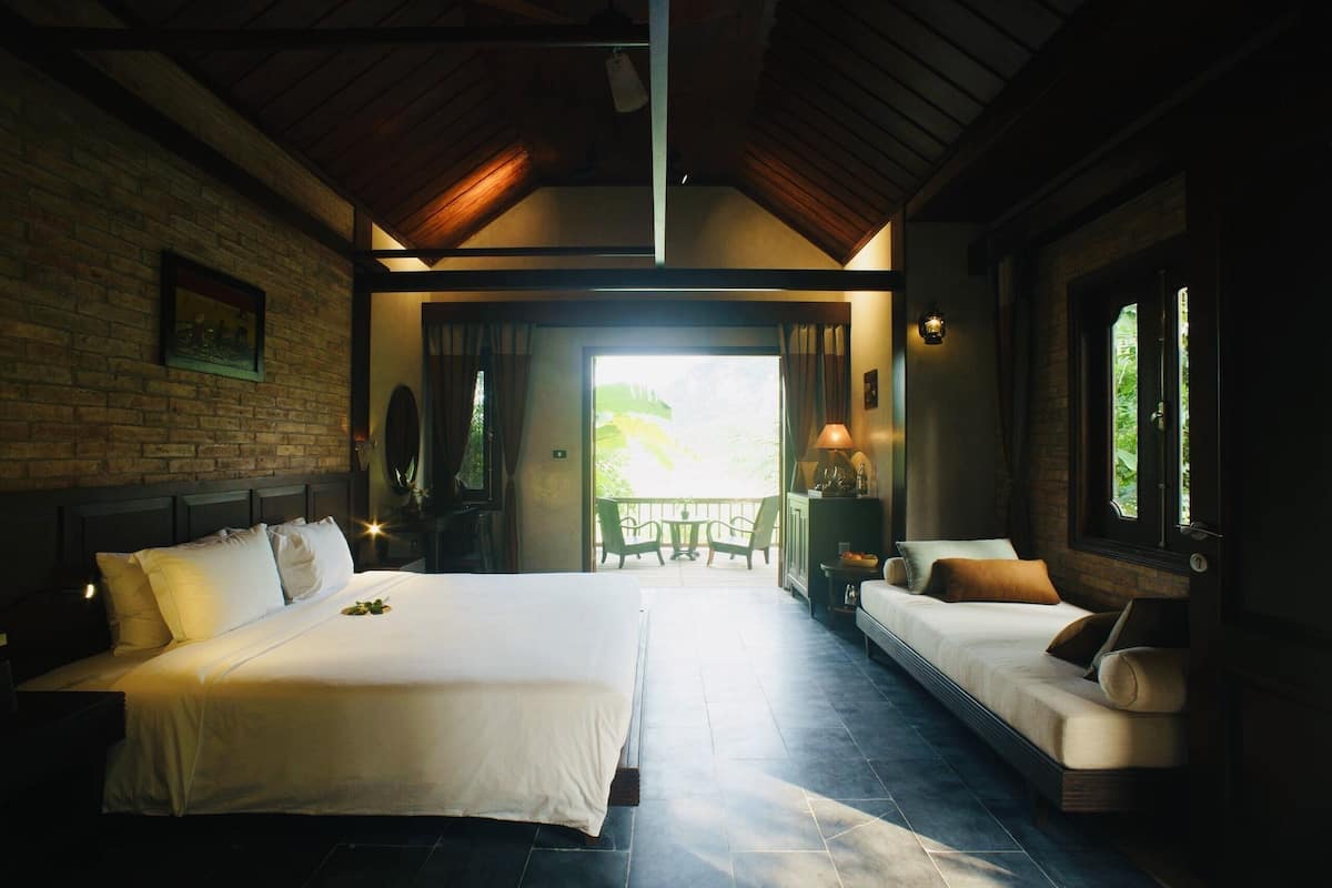บ้านพัก, เตียงคิงไซส์ 1 เตียง (Lua) | มินิบาร์ฟรีบางอย่าง, ตู้นิรภัยในห้องพัก, โต๊ะทำงาน