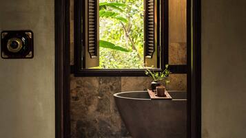 Rom House (King Bed) | Baño | Bañera y ducha independientes y cabezal de ducha tipo lluvia