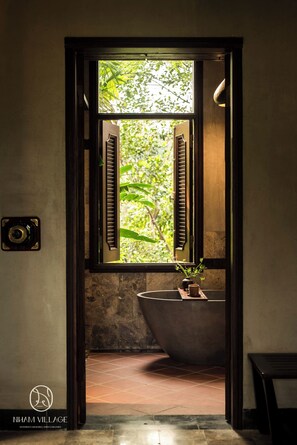 Rom House (King Bed) | Bathroom | Separate tub and shower, rainfall showerhead, free toiletries - Nham Village Resort (Hoa Lu)