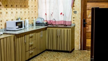 Lemari es kecil, microwave, oven, dan kompor
