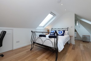 3 bedrooms, desk, iron/ironing board, WiFi