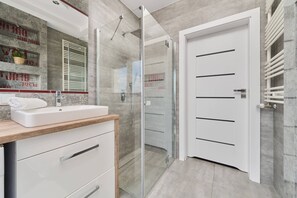 Shower, hair dryer, towels, shampoo