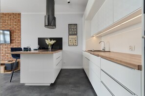 Fridge, oven, stovetop, dishwasher