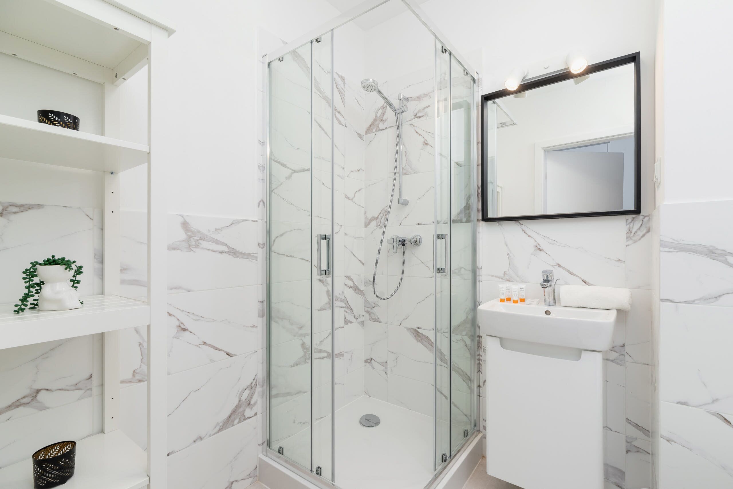 Ducha, secador de pelo y toallas